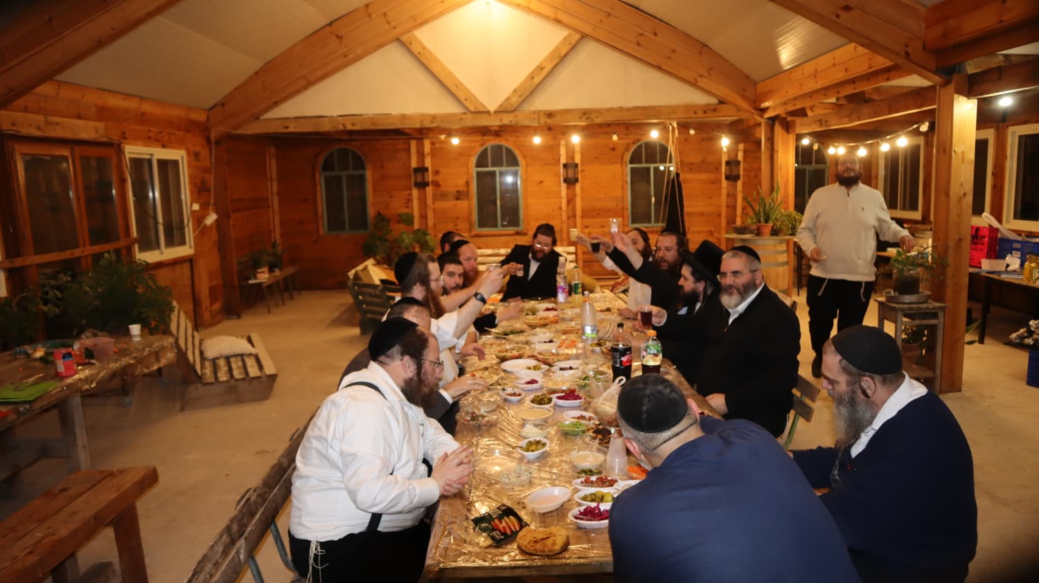 סעודה משותפת בלילה בבקתת עץ