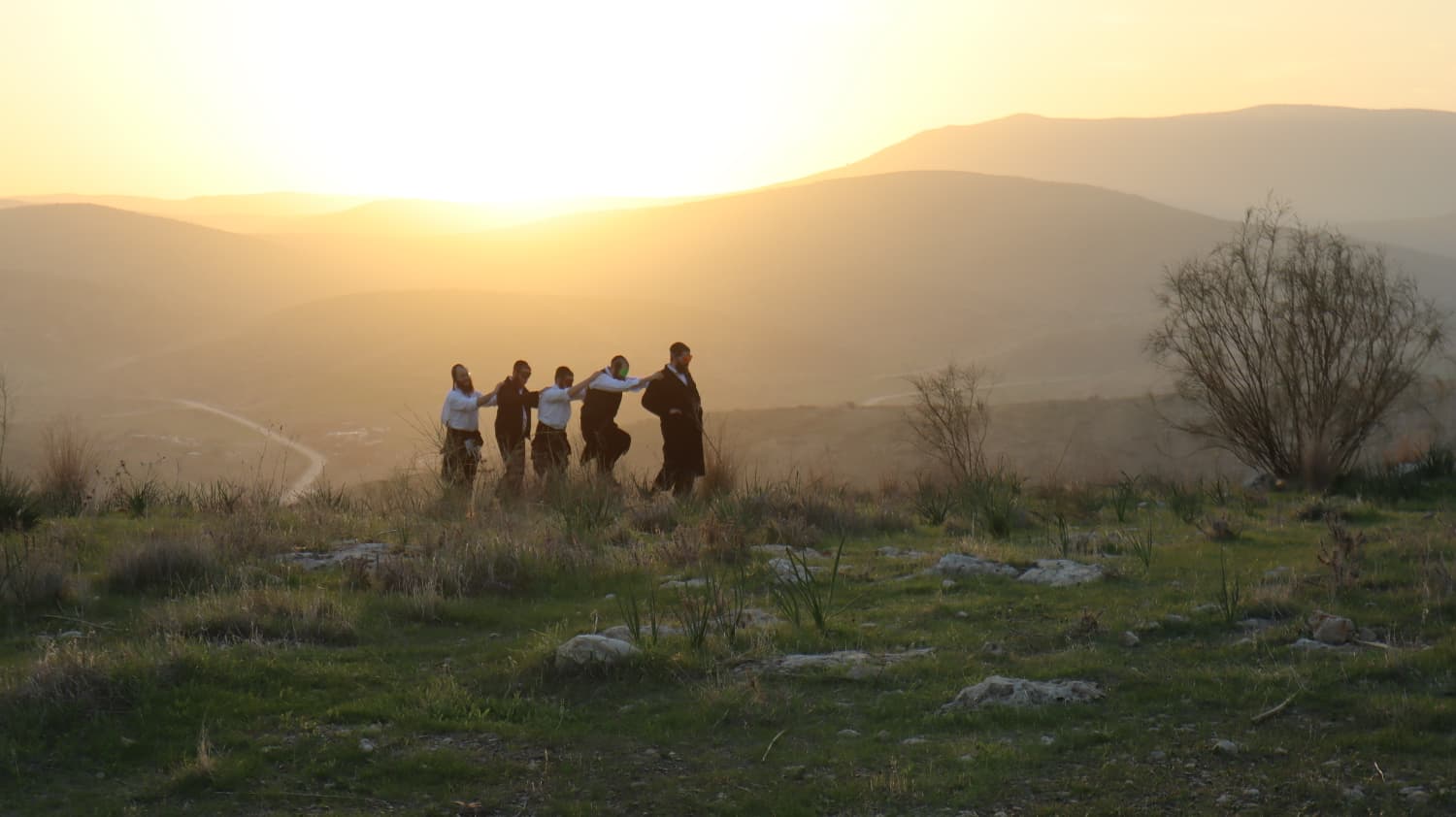 צעידה משותפת בשקיעה בהרים