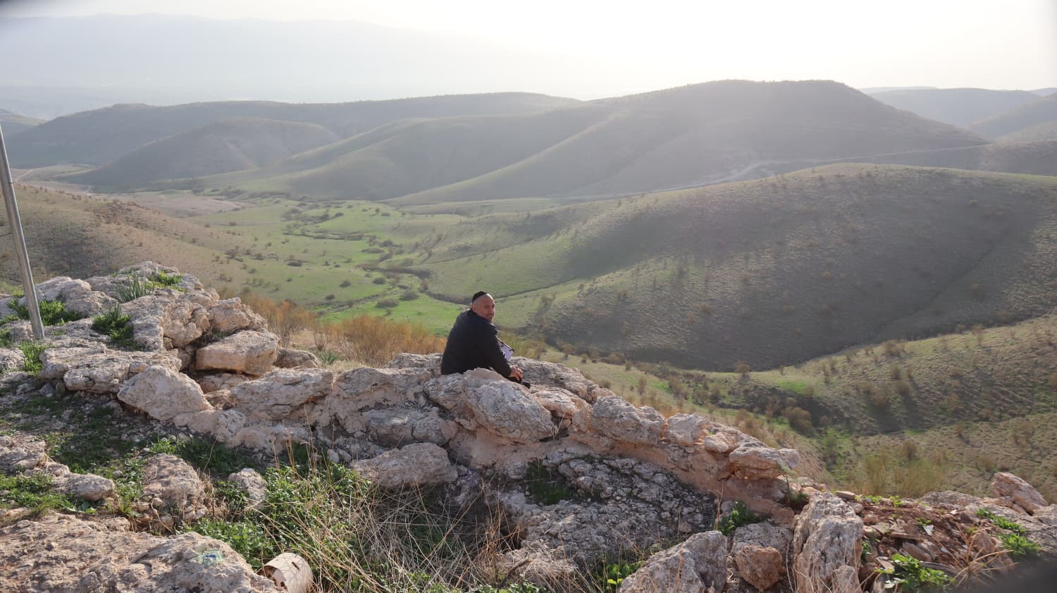 התבוננות בנוף הגבעות הירוקות