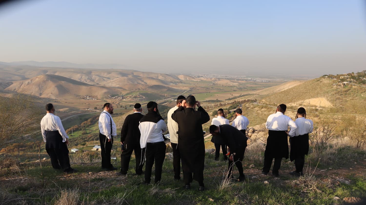 קבוצה מתבוננת בנוף עמק הירדן