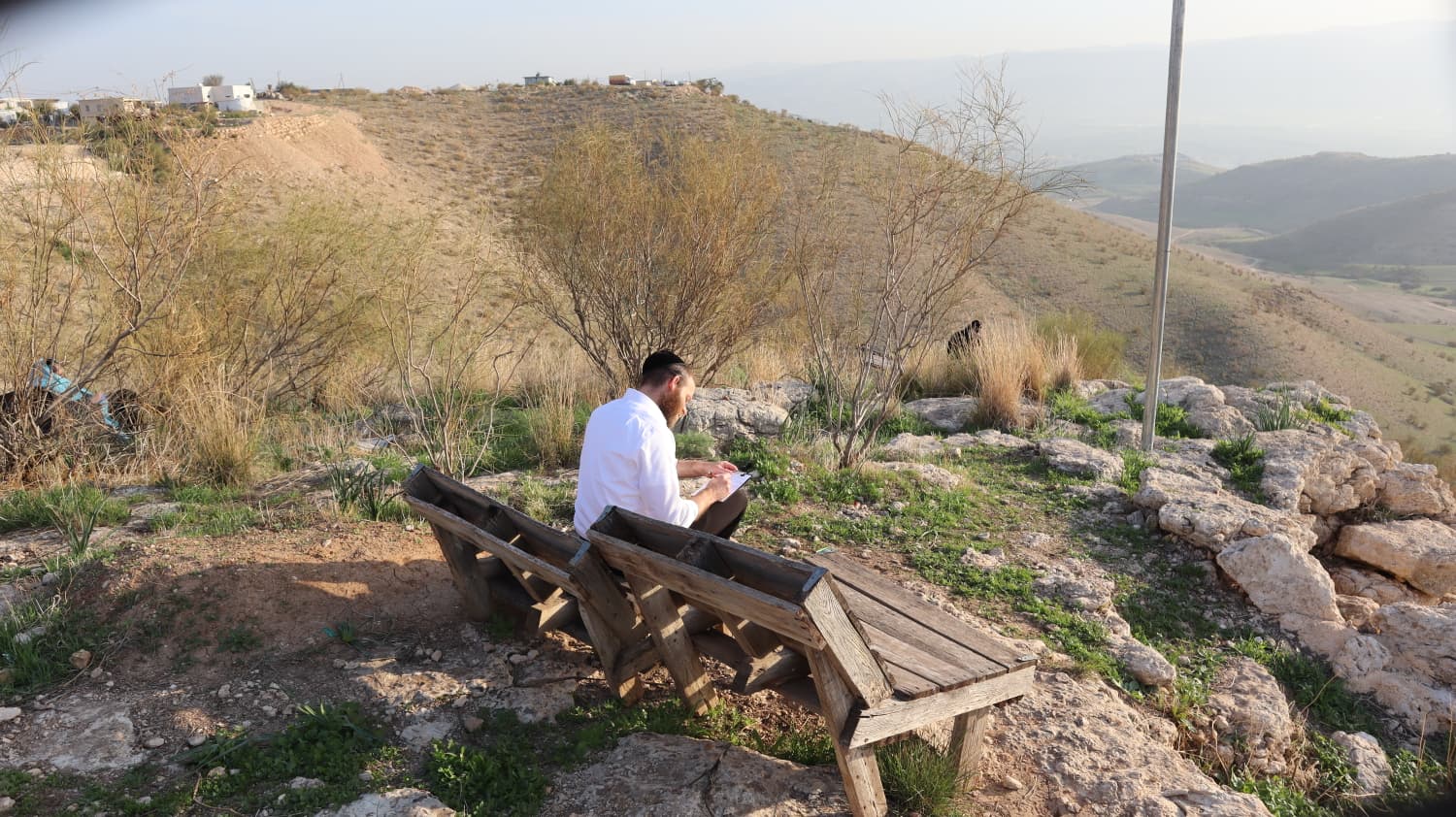 כתיבה אישית מול נוף ההרים